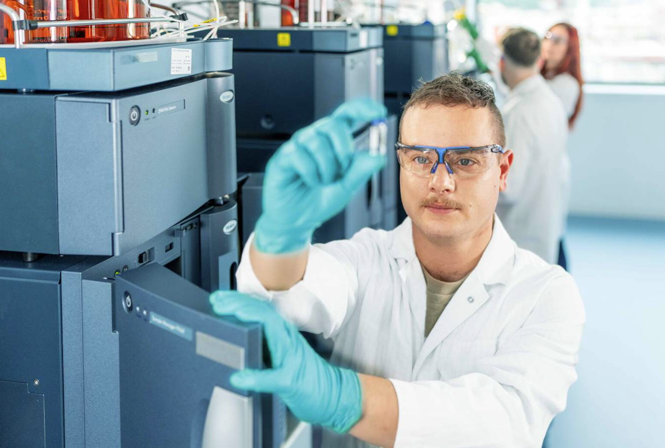Man in lab, wearing safety equipment-img