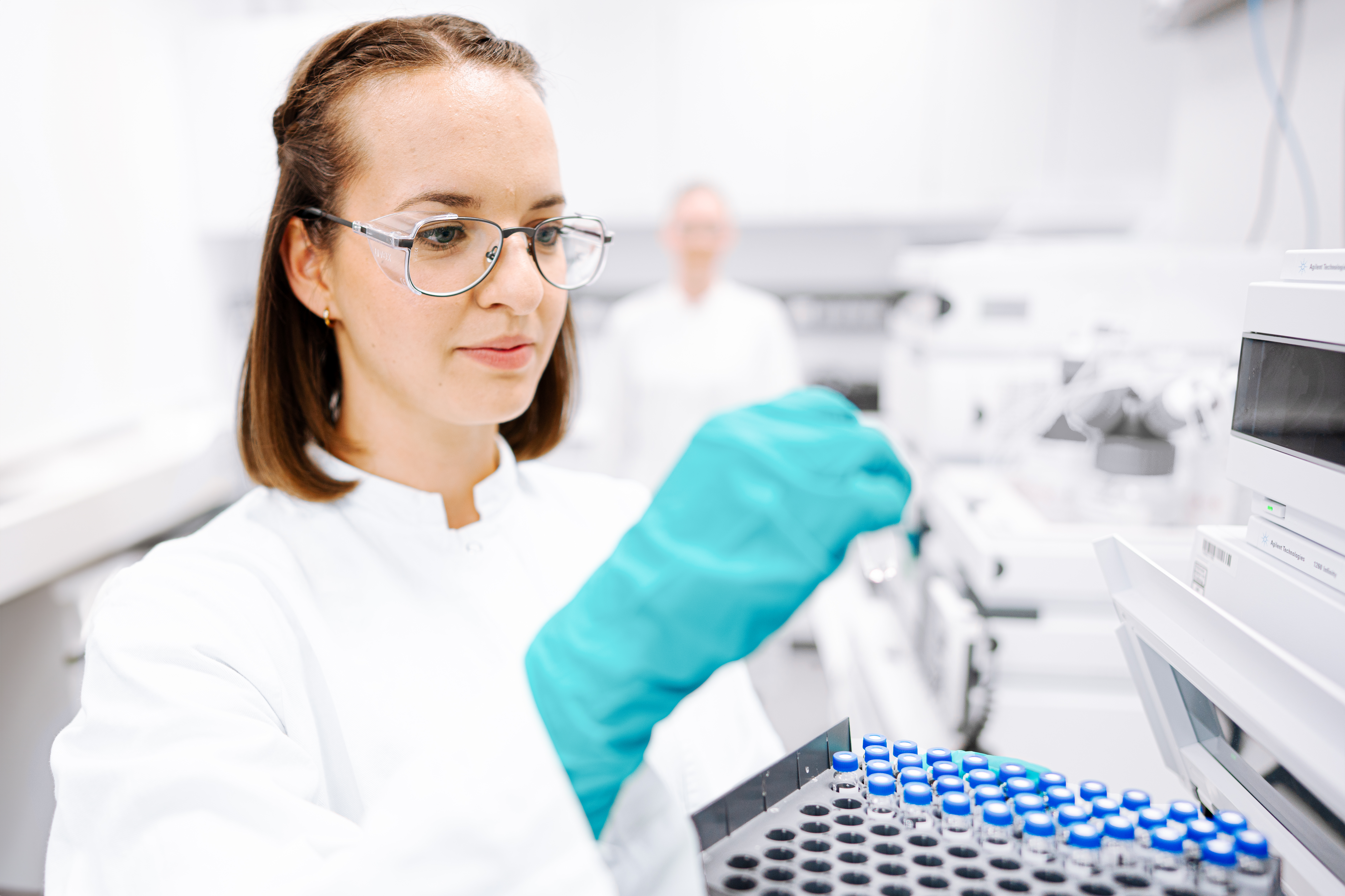 Woman working in lab, wearing safety equipment-img